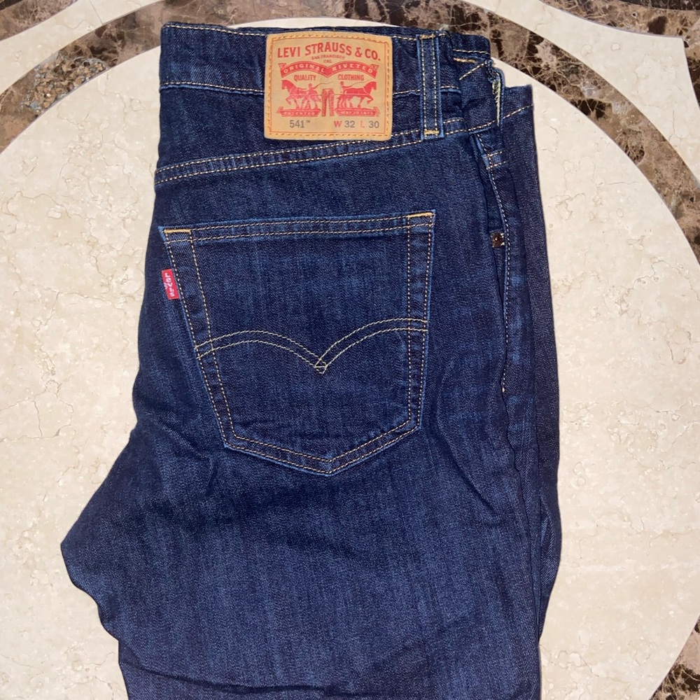 Levi Jeans. Size: 32-30 541-Athletic fit